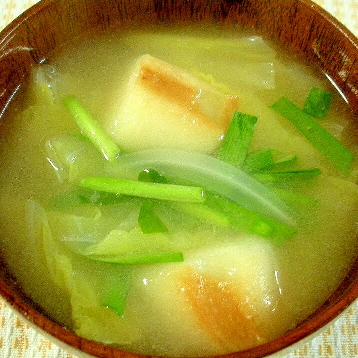 にらとキャベツと麩の味噌汁